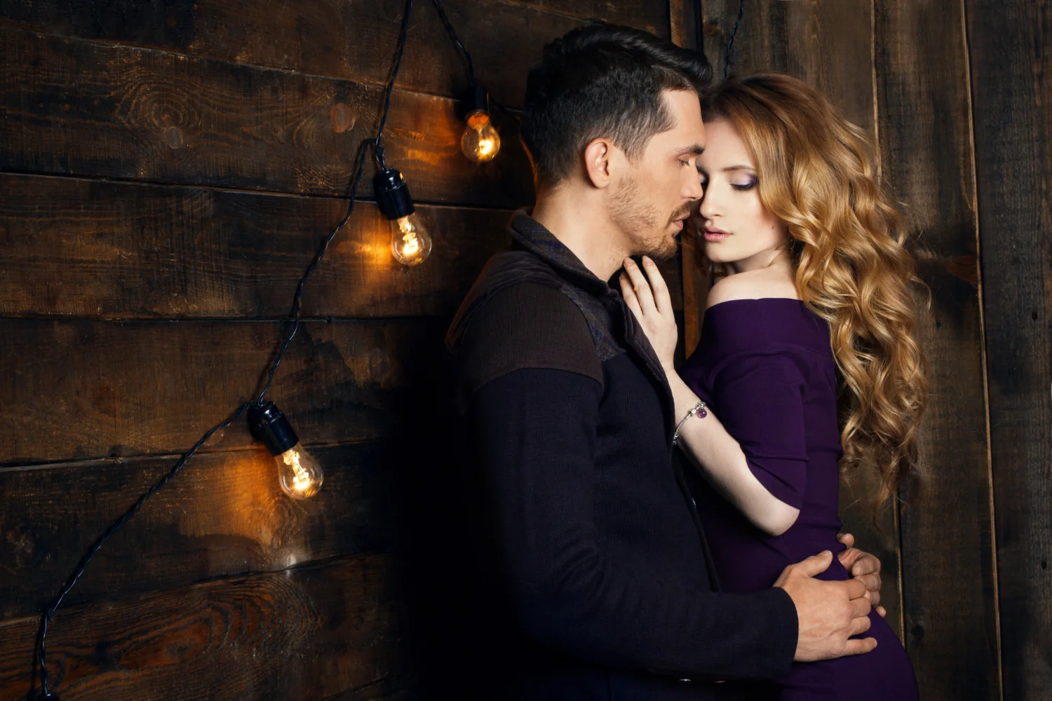 Adult couple featured in a first-message guide